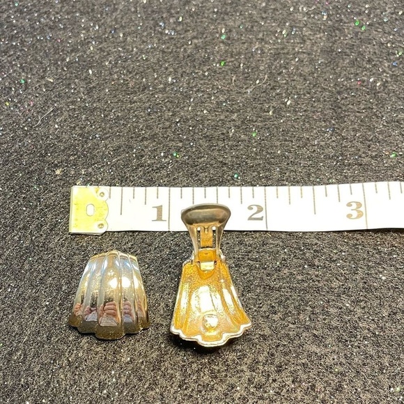 American Vintage Jewelry - Vintage Goldtone Clip on Earrings